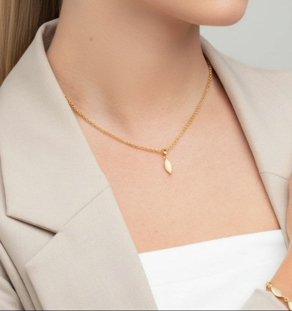 women_wearing_cats_eye_necklace_pendant_with_cream_cats_eyes_bracelet_and_earrings_semi_precious_stones_18k_gold_plated_uchi_soto